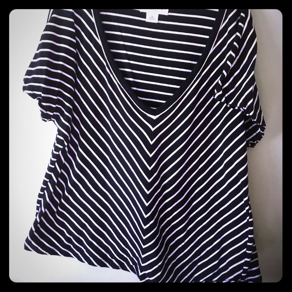 Black and White V-neck TOP